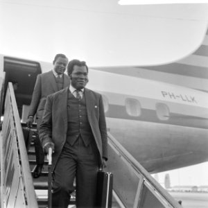 Aankomst Kwesi Armah (adviseur president N. Kruman ) o Schiphol tijdens persconf, Bestanddeelnr 917-9857