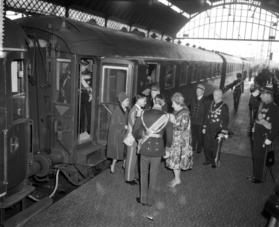 Aankomst Koning Bhumibol en Koningin Sirikit te Den Haag, begroeting door Koning, Bestanddeelnr 911-6981