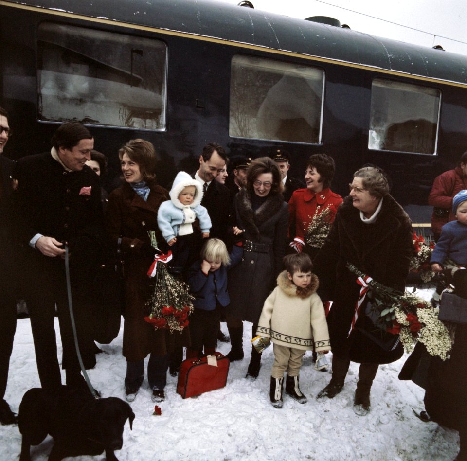 Aankomst Koninklijke Familie in Lech met trein Prinses Irene met Prins Carlos J, Bestanddeelnr 254-8820