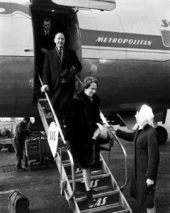 Aankomst minister Luns en echtgenote op Schiphol van bezoek aan Noorwegen, Bestanddeelnr 916-1683