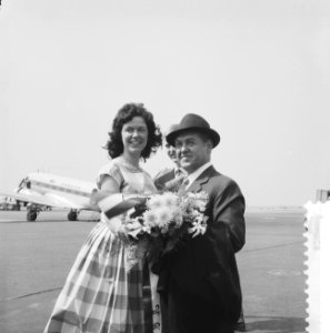 Aankomst Jussi Bjorling op Schiphol met zoon, de alt Nora de Wit van het Amsterd, Bestanddeelnr 911-2246