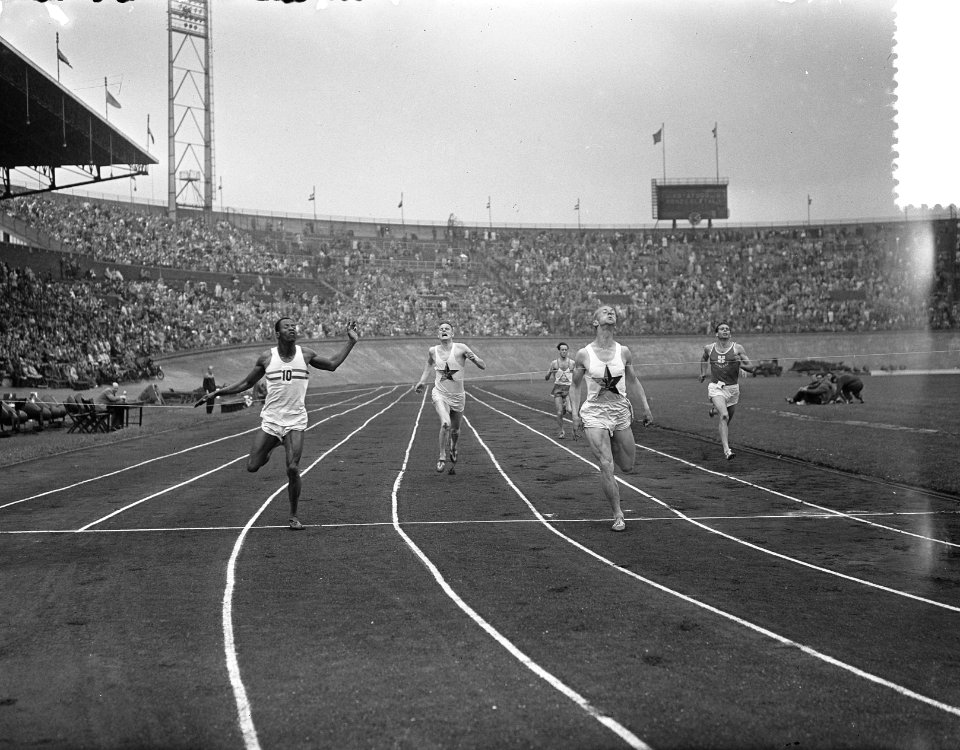 Aankomst Koninklijk paar en Prinsessen, atletiek finish 100 m heren, Bestanddeelnr 907-1923