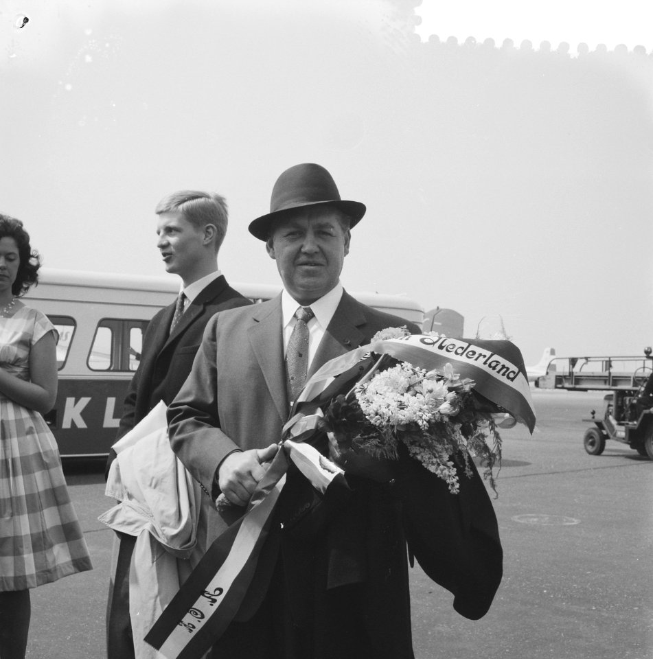 Aankomst Jussi Bjorling op Schiphol met zoon, Bestanddeelnr 911-2239