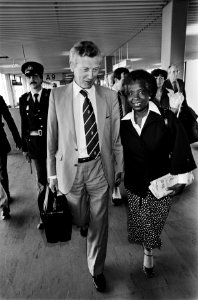 Aankomst minister de Koning op Schiphol uit Suriname minister de Koning en vrou, Bestanddeelnr 930-9102