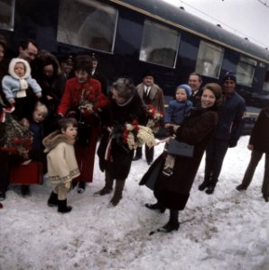 Aankomst Koninklijke Familie in Lech met trein Prinses Irene met Prins Carlos J, Bestanddeelnr 254-8823