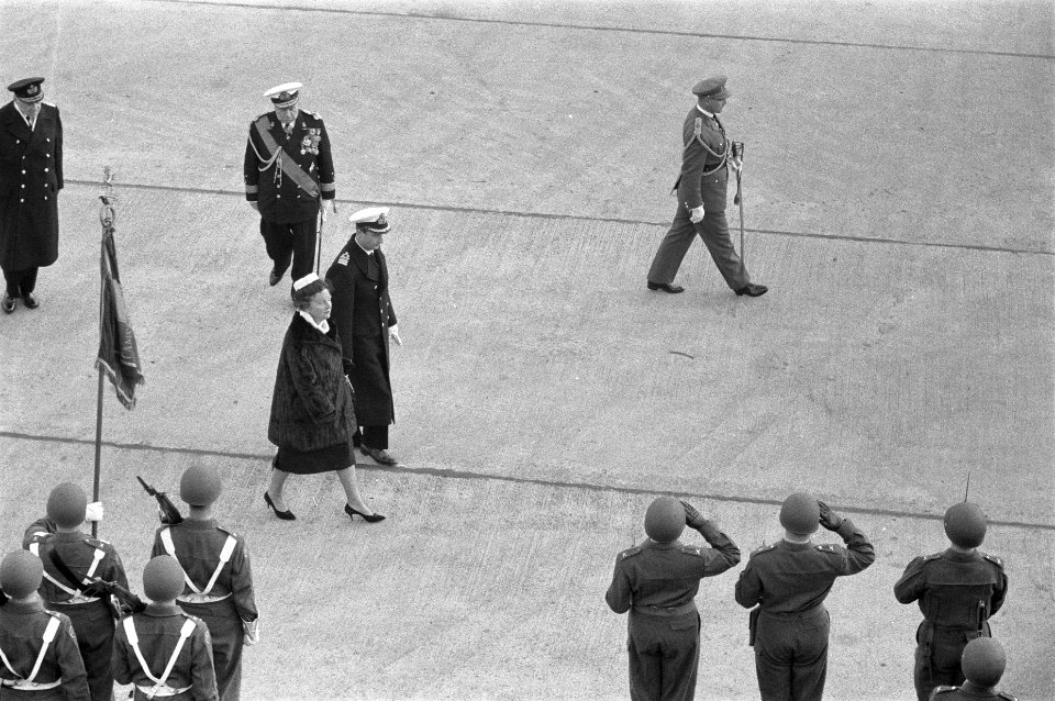 Aankomst koningin Juliana , Prinses Beatrix en Prinses Irene te Brussel, Bestanddeelnr 911-8709