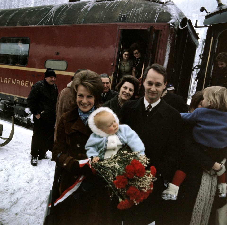 Aankomst Koninklijke Familie in Lech met trein Prinses Irene met Prins Carlos J, Bestanddeelnr 254-8817