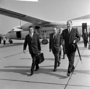 Aankomst minister president Marijnen en minister Luns op Ypenburg vanuit Duitsla, Bestanddeelnr 916-9608
