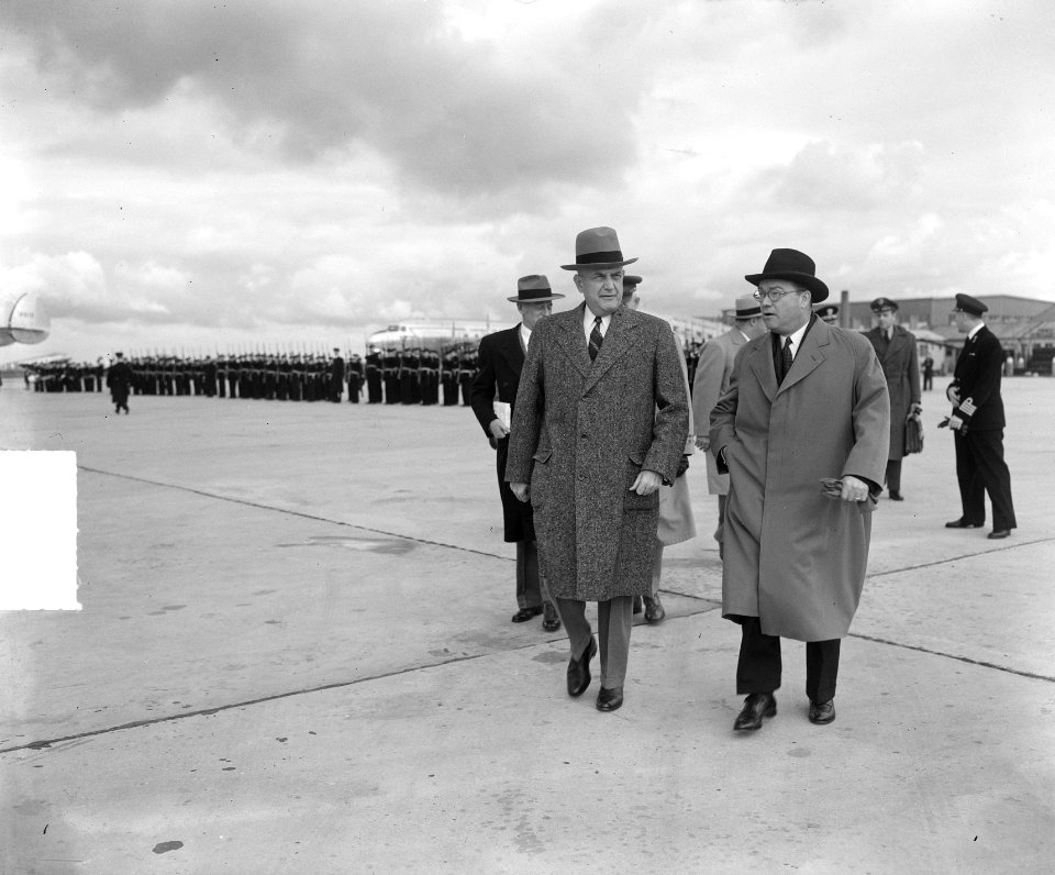 Aankomst Louis A. Johnson (Amerikaanse Minister van Oorlog ) op Schiphol, Bestanddeelnr 903-8929
