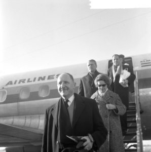 Aankomst minister Luns (demissionair) op Schiphol uit Geneve, minister Luns, Bestanddeelnr 917-4933