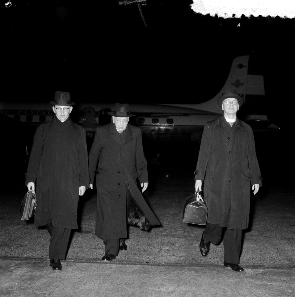 Aankomst mgr. Huibers (Haarlem) op Schiphol uit Rome. Begroeting door deken van , Bestanddeelnr 908-5604