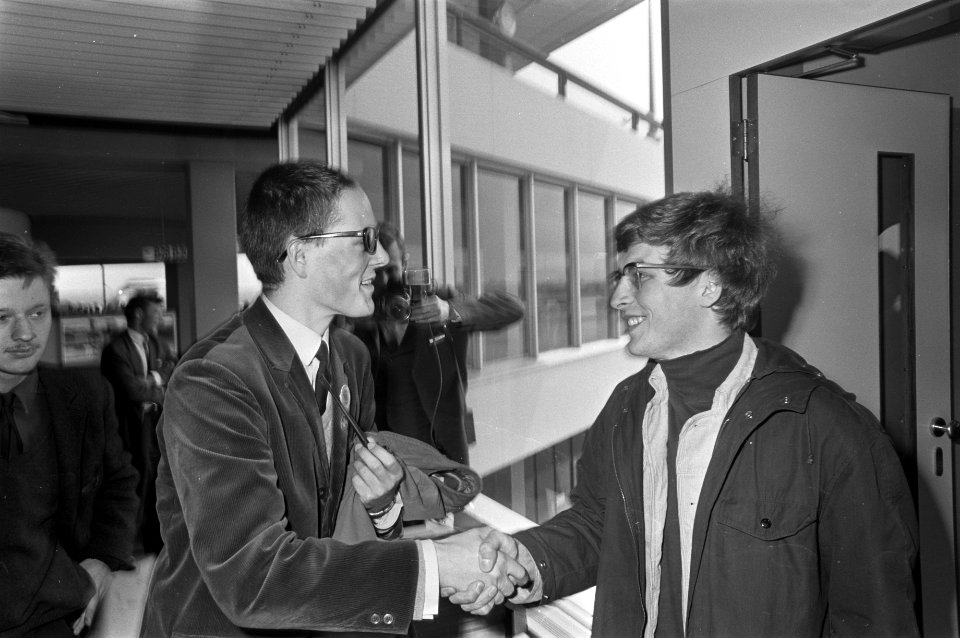 Aankomst linkse studentenleider Karl Dietrich Wolff (rechts) op Schiphol. Begr…, Bestanddeelnr 921-3750