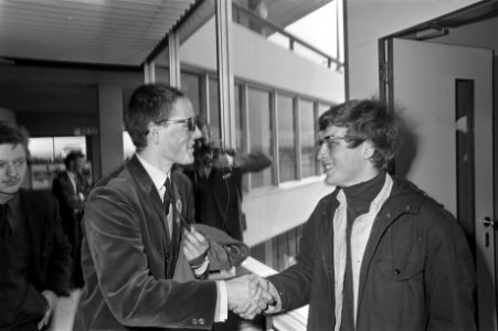 Aankomst linkse studentenleider Karl Dietrich Wolff (rechts) op Schiphol. Begr…, Bestanddeelnr 921-3750