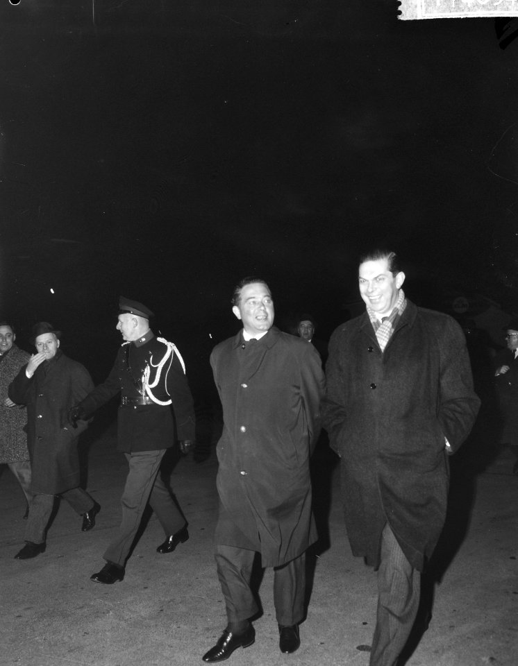 Aankomst minister president Marijnen op Schiphol, minister president Marijnen en, Bestanddeelnr 917-4054