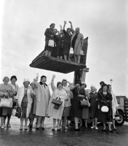 Aankomst Linda Leigh Large Girls Club op Schiphol. Op heftruck, Bestanddeelnr 912-9814