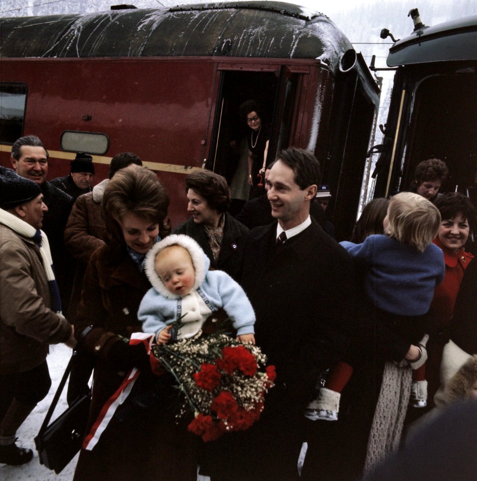 Aankomst Koninklijke Familie in Lech met trein Prinses Irene met Prins Carlos J, Bestanddeelnr 254-8818