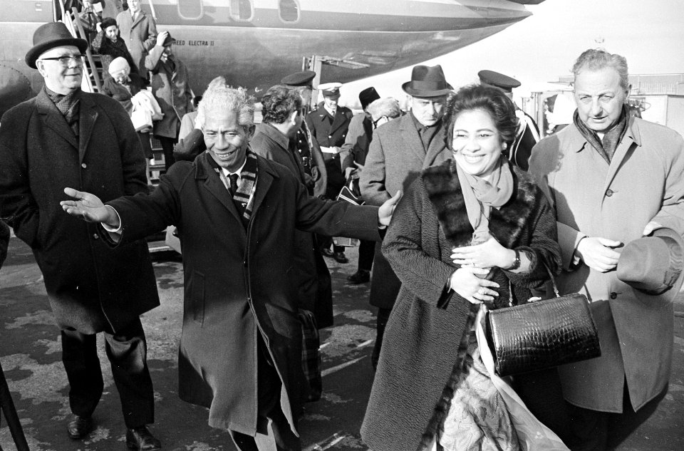 Aankomst mevrouw Famatatie Soekarno (eerste vrouw) op Schiphol, Bestanddeelnr 920-1232