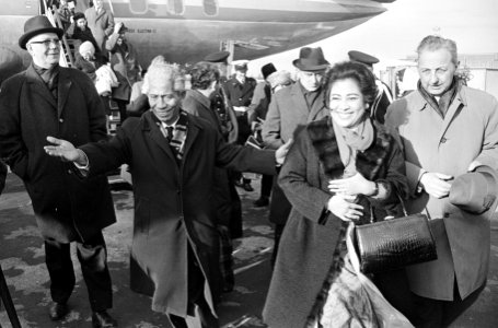 Aankomst mevrouw Famatatie Soekarno (eerste vrouw) op Schiphol, Bestanddeelnr 920-1232