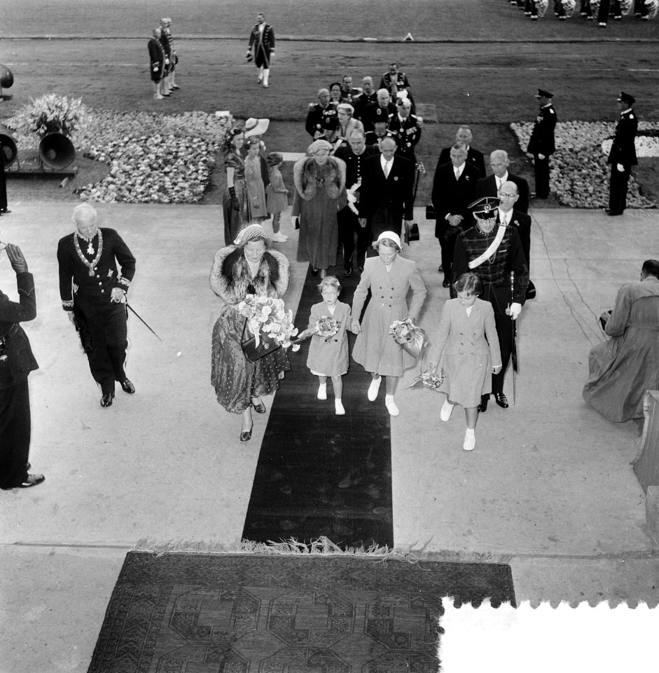 Aankomst koningin Juliana in stadion met prins Bernhard en prinsessen, Bestanddeelnr 905-9481
