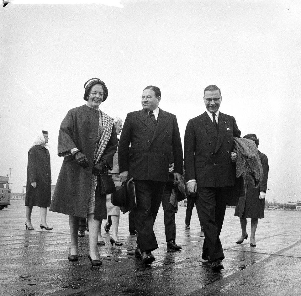 Aankomst Lord Mayor van London op Schiphol Mevrouw Van Hall , Lord Mayor en bur, Bestanddeelnr 912-3935