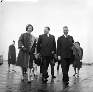 Aankomst Lord Mayor van London op Schiphol Mevrouw Van Hall , Lord Mayor en bur, Bestanddeelnr 912-3935