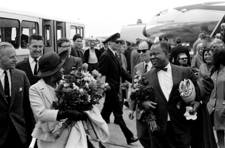 Aankomst Louis Armstrong met zijn vrouw Lucille op Schiphol, Louis Armstrong, Bestanddeelnr 917-8159