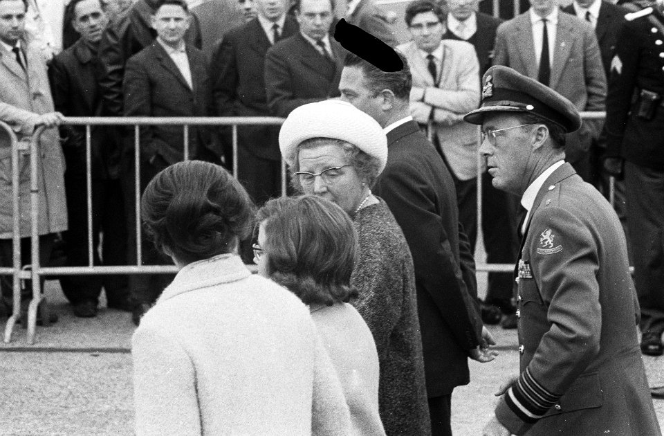 Aankomst Koninklijk paar op Schiphol, de begroeting, Bestanddeelnr 916-3279