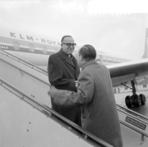 Aankomst op Schiphol van minister van Suriname en de Nederlandse Antillen , mini, Bestanddeelnr 912-0320
