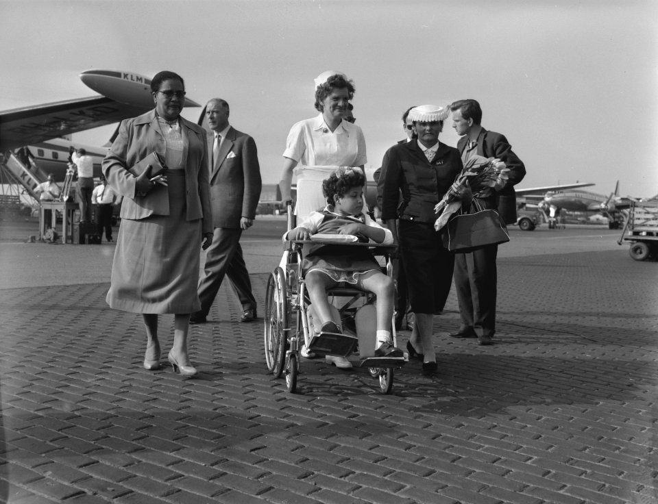 Aankomst op Schiphol van Mevrouw Dabian uit Aruba, die haar spastisch verlamd do, Bestanddeelnr 910-3596