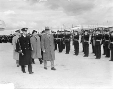 Aankomst Louis A. Johnson (Amerikaanse Minister van Oorlog ) op Schiphol, Bestanddeelnr 903-8928