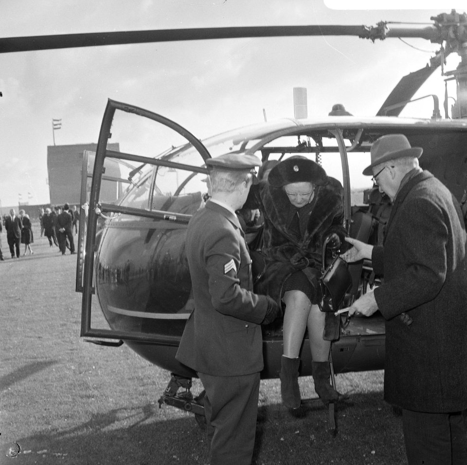 Aankomst koningin Juliana per helikopter op Rozenburg, Bestanddeelnr 919-7304