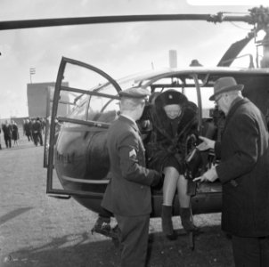 Aankomst koningin Juliana per helikopter op Rozenburg, Bestanddeelnr 919-7304