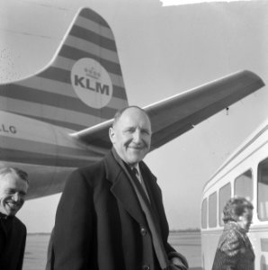 Aankomst minister Luns (demissionair) op Schiphol uit Geneve, minister Luns, Bestanddeelnr 917-4934