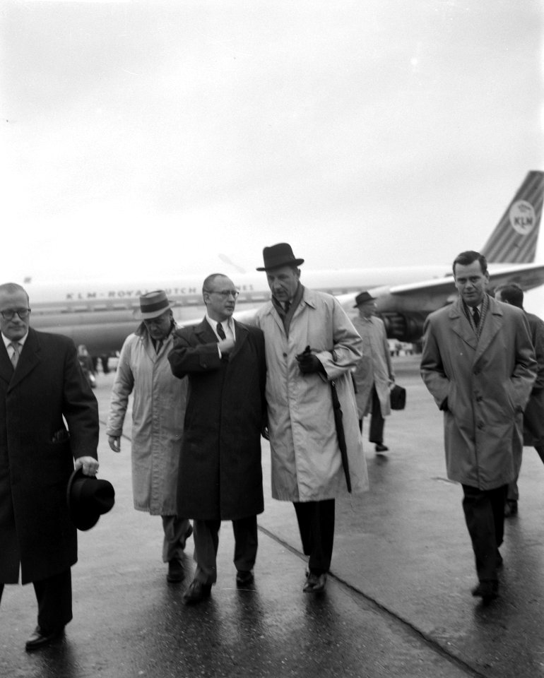 Aankomst minister Luns op Schiphol, Bestanddeelnr 913-0907