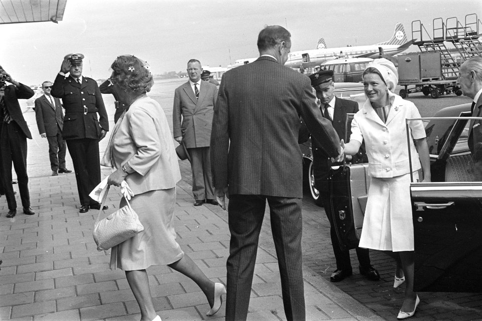 Aankomst koningin Juliana en prinses Irene op Schiphol, Bestanddeelnr 916-6014