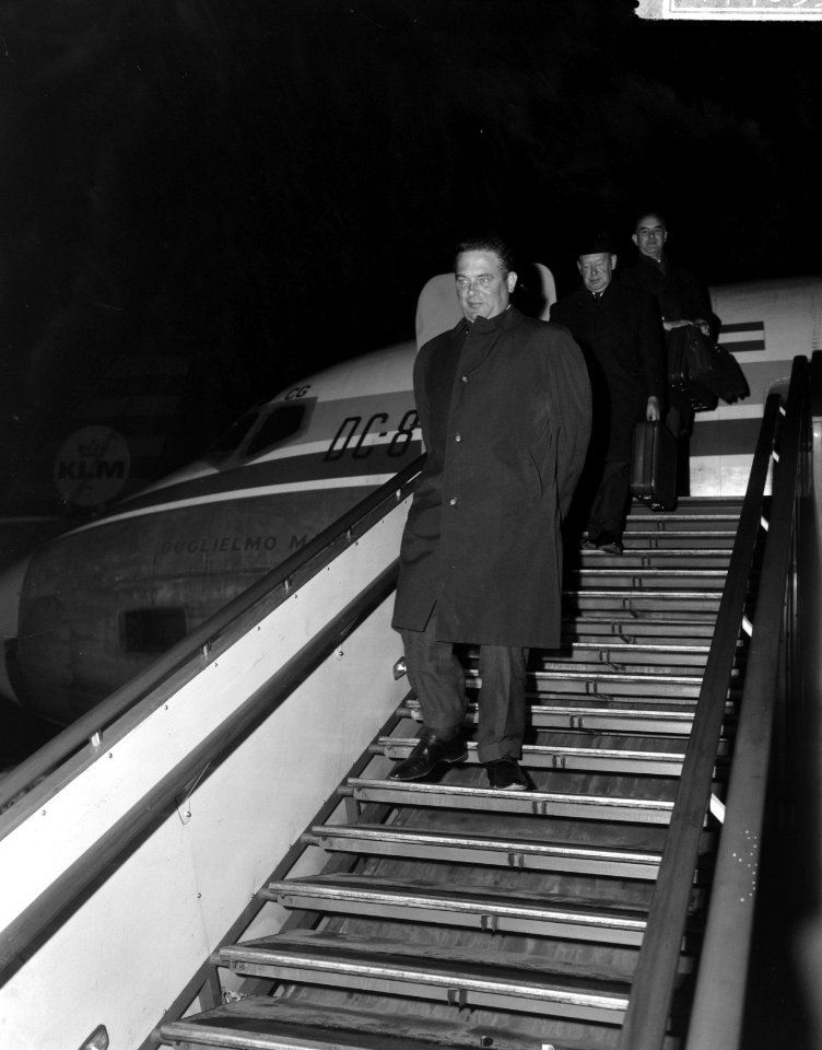 Aankomst minister president Marijnen op Schiphol, minister Biesheuvel kwam minis, Bestanddeelnr 917-4053