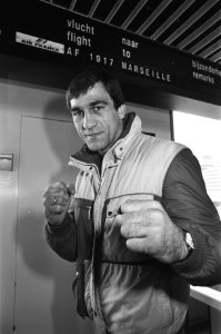 Aankomst op Schiphol van Franse bokser Richard Caramanol tegenstander van Alex B, Bestanddeelnr 932-9801