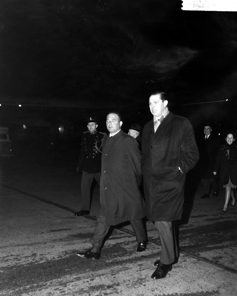 Aankomst minister president Marijnen op Schiphol, minister Biesheuvel kwam minis, Bestanddeelnr 917-4050
