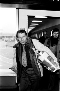 Aankomst op Schiphol van Kees Verkerk na de Europese kampioenschappen schaatsen , Bestanddeelnr 930-6312