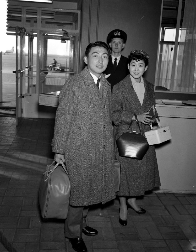 Aankomst op Schiphol van neef van de Keizer van Japan met vrouw Kuniaci Kuni To, Bestanddeelnr 908-4314