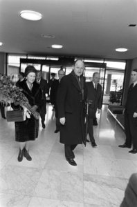Aankomst Minister Luns op Schiphol, terug uit Hongarije, Bestanddeelnr 921-0759