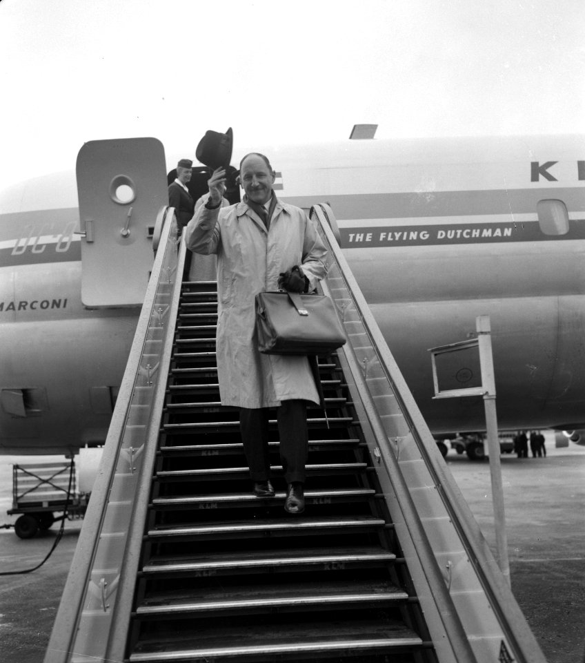 Aankomst minister Luns op Schiphol. Op de vliegtuigtrap, Bestanddeelnr 913-0909