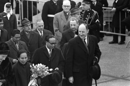 Aankomst minister Soebandrio Indonesie en echtgenote op Schiphol, bij aankomst m, Bestanddeelnr 916-2556