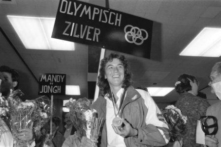 Aankomst op Schiphol van Mandy de Jongh , winnares zilveren medialle taekwondo o, Bestanddeelnr 934-3246