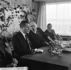 Aankomst minister president Marijnen en minister Luns op Ypenburg vanuit Duitsla, Bestanddeelnr 916-9610
