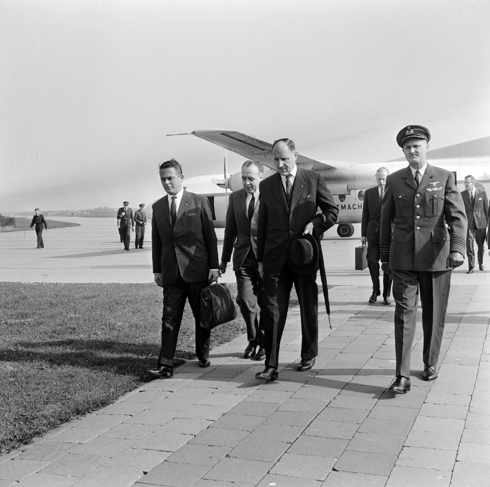 Aankomst minister president Marijnen en minister Luns op Ypenburg vanuit Duitsla, Bestanddeelnr 916-9609
