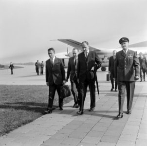 Aankomst minister president Marijnen en minister Luns op Ypenburg vanuit Duitsla, Bestanddeelnr 916-9609
