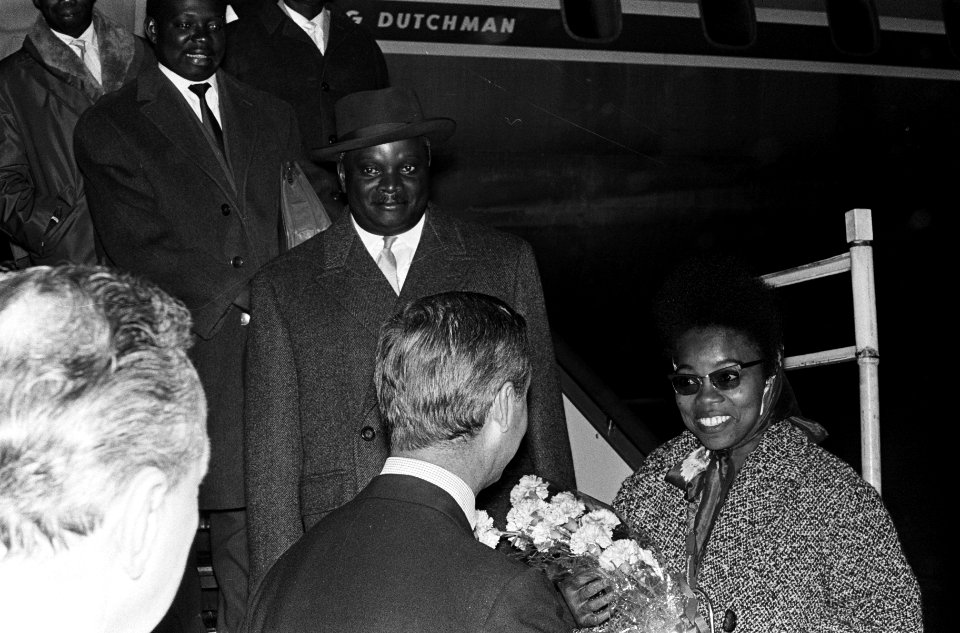 Aankomst op Schiphol van minister Aleide Kacou van Ivoorkust met echtgenote en N, Bestanddeelnr 915-7277