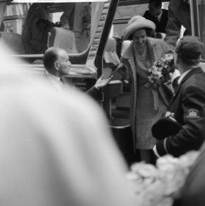 Aankomst op Schiphol van Boudewijn en Fabiola tgv Zilveren Huwelijksfeest, Bestanddeelnr 913-9190