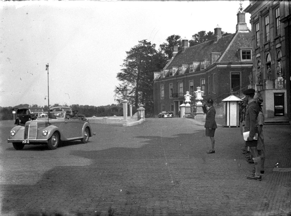 Aankomst koningin Wilhelmina in auto, Bestanddeelnr 902-3386